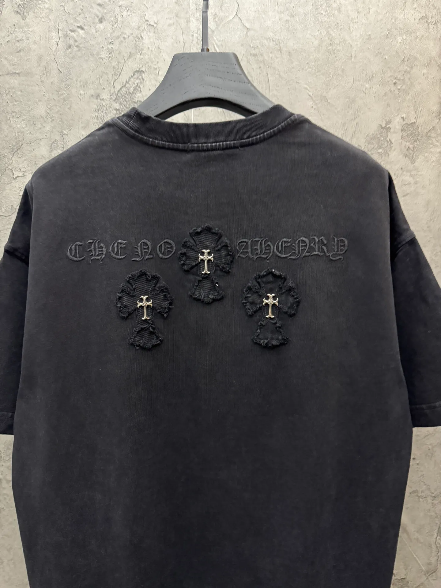 P230 top version, real shot without P, ​​different from market currency) 𝗖𝗵𝗿𝗼𝗺𝗲 𝗛𝗲𝗮𝗿𝘁𝘀/Croxin 2026 spring new original single counter American washed patch embroidered couple short sleeves 👑The highest version! Customized fabric 320 grams, washed and fried. Best-selling model at the counter. Very comfortable to wear. Accessories: Original molded and authenticated collar label➕100% silk wash label. Genuine purchase-grade original hangtag➕matching hanging rope➕3D hanging beads➕original packaging bag. Craftsmanship: The original version has consistent wiring! The highest version of the armhole matching technique! Color: Gray Black Size: S M L XL Style No.: 6609
